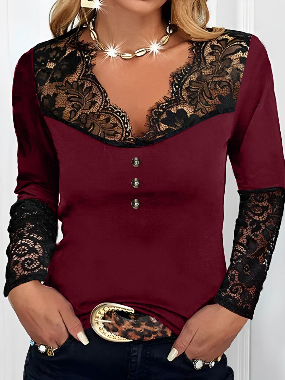 Éméria – Top Elegante in Pizzo con Maniche Lunghe e Scollo a V Intagliato