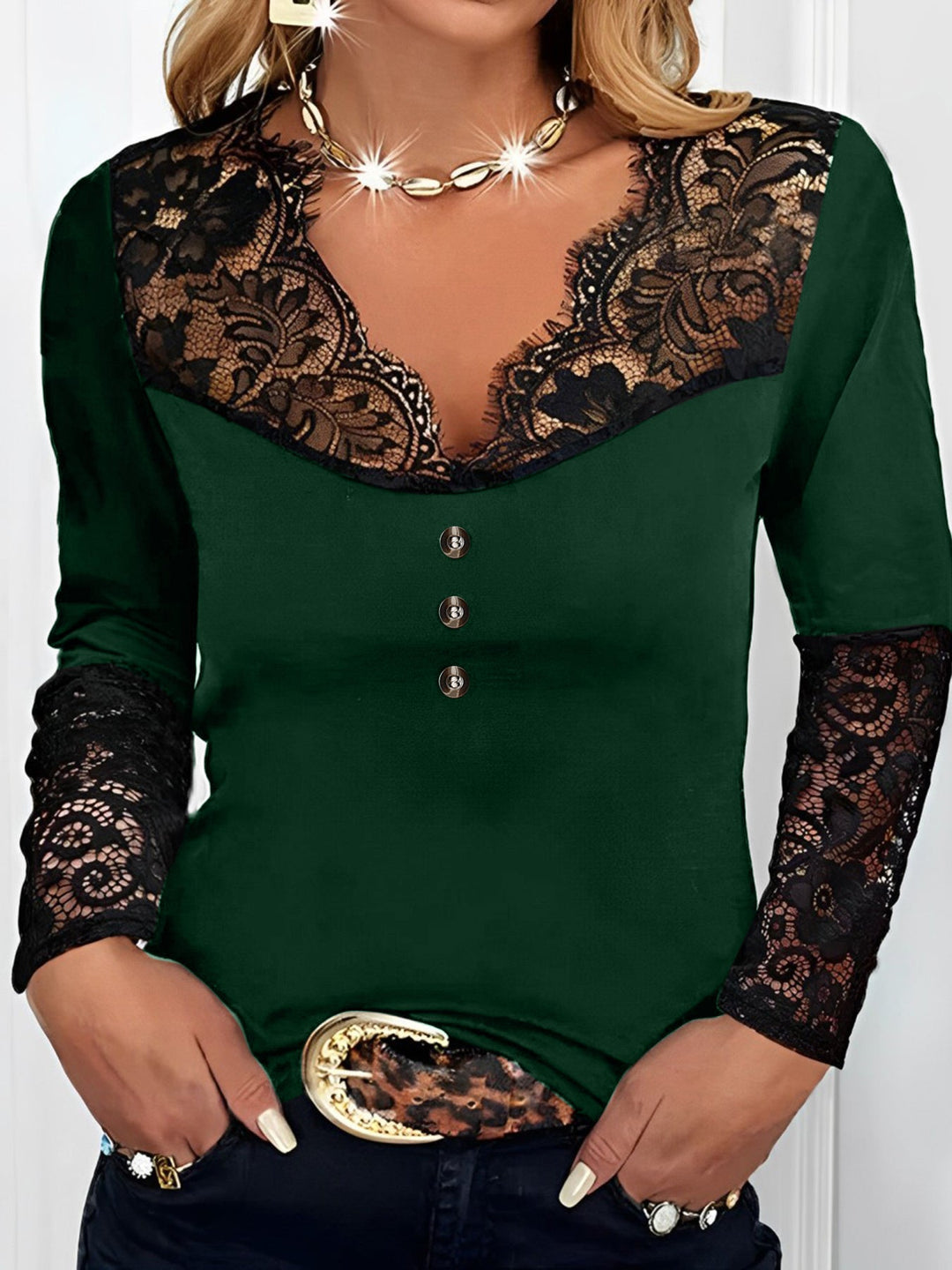 Éméria – Top Elegante in Pizzo con Maniche Lunghe e Scollo a V Intagliato